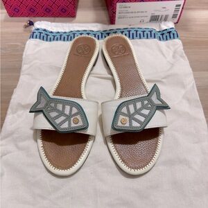 Tory Burch white oais and silver minnow fish flats size 8.5M